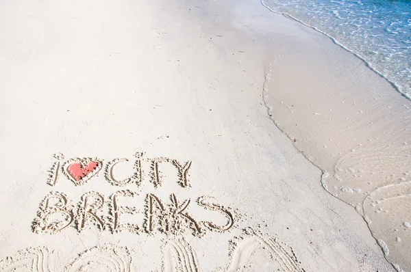 Λατρεύω πόλη διαλείμματα μήνυμα γραμμένο στην άμμο, διακοπές έννοια — Φωτογραφία Αρχείου