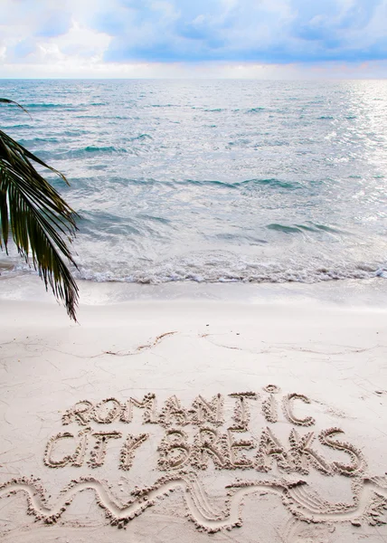 砂、休暇の概念に書かれたロマンチックな都市中断メッセージ — ストック写真