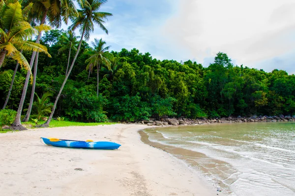 Plage tropicale exotique avec sable blanc et eaux bleues — Photo