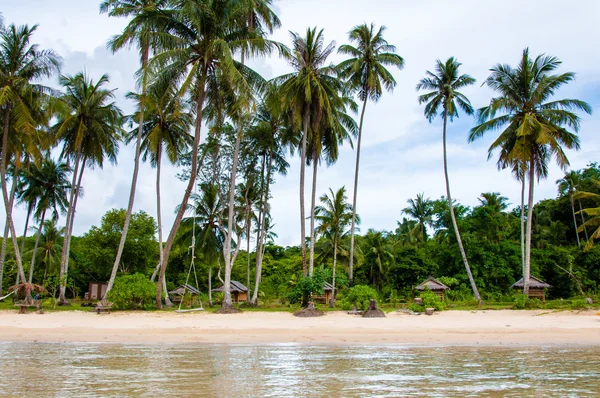 白い砂浜と青い海とエキゾチックな熱帯のビーチ — ストック写真