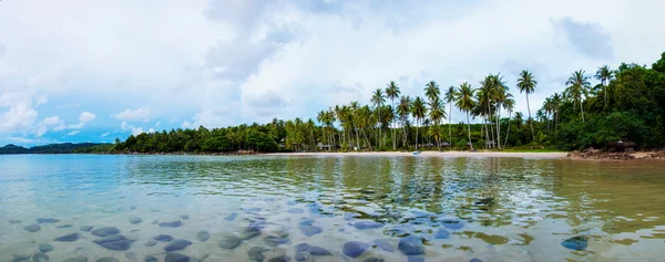 Playa tropical exótica con arena blanca y aguas azules —  Fotos de Stock