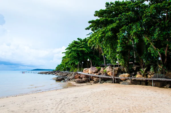 Exotischer tropischer Strand mit weißem Sand und blauem Wasser — Stockfoto