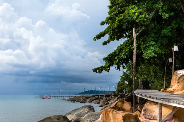 Leerer Holzsteg auf tropischer Insel, Farbfilter aufgetragen — Stockfoto