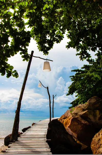 Tom träbrygga på tropisk ö, färg filter tillämpas — Stockfoto