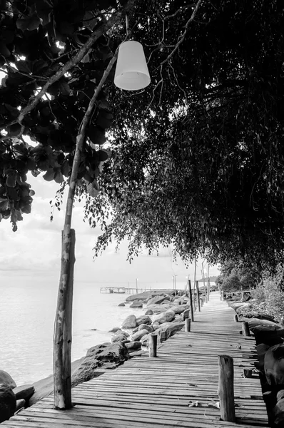 Lege houten pier op tropisch eiland, kleur filter is toegepast — Stockfoto