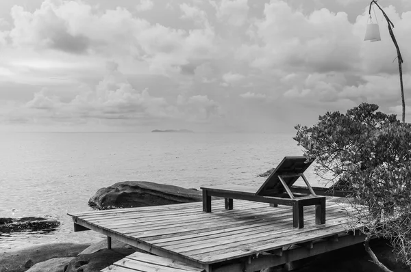 Άδειο ξύλινη προβλήτα σε τροπικό νησί, χρώμα φίλτρο που εφαρμόζεται — Φωτογραφία Αρχείου