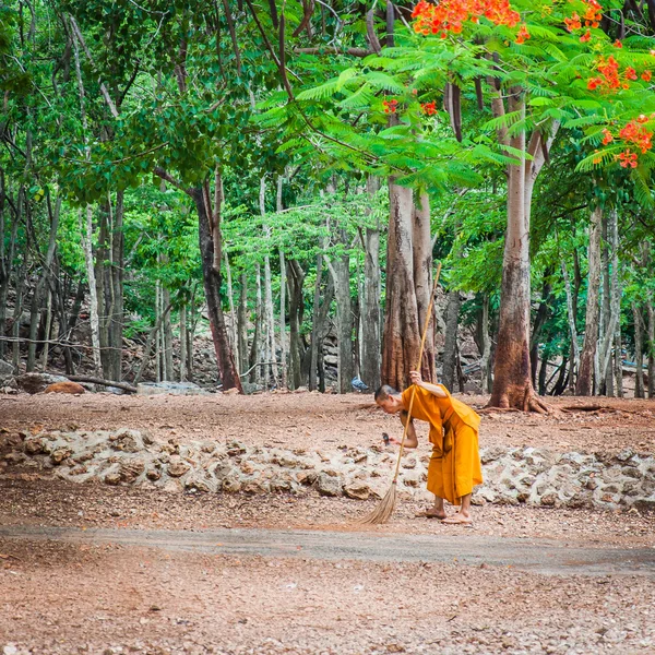 Monje haciendo la rutina diaria de limpieza en el Templo del Tigre en Kanchanaburi, Tailandia . —  Fotos de Stock