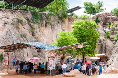 turistler poz kaplanlar kaplan Tapınağı ile 23 Nisan 2014 yılında kanchanaburi, Tayland