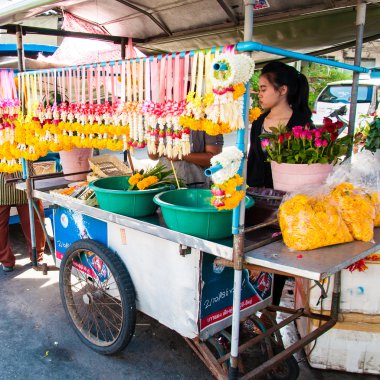 maeklong, Tayland - 24 Nisan 2014: Tay street satıcı çiçek çelenk içinde maeklong, thailand.flower çelenk Budist Dini ceremonials ve ritüeller yaygın olarak kullanılmaktadır.