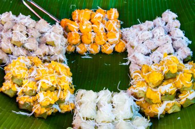 sarma ve muz yaprakları üzerinde hizmet veren tatlı geleneksel Tay tatlı