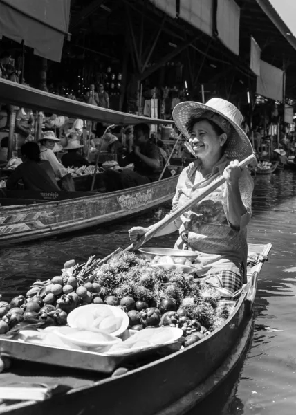 泰国当地人卖食品和纪念品在著名的瓦丹水上市场，在泰国，在旧的传统的小船从销售方式. — 图库照片