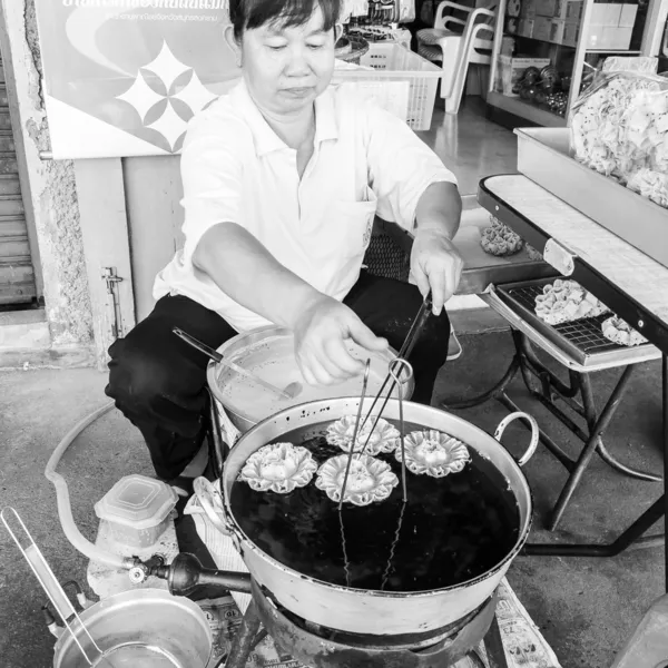 Przekupka przygotowuje tradycyjne tajskie jedzenie w Bangkok, Thailand.Street food vending jest bardzo powszechne w Tajlandii, a także atrakcją turystyczną główne. — Zdjęcie stockowe