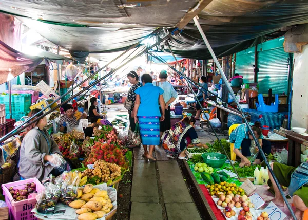 Vendedores ambulantes en el famoso mercado ferroviario de Maeklong, Tailandia —  Fotos de Stock