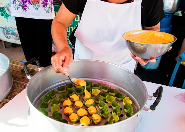 Dulce postre tradicional tailandés, envolver y servir en hojas de plátano —  Fotos de Stock