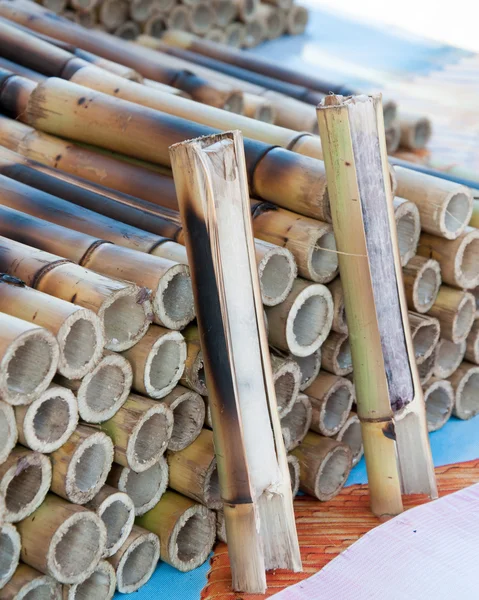 Kleefrijst gedrenkt in kokosmelk en gebakken in bamboe gewrichten — Stockfoto