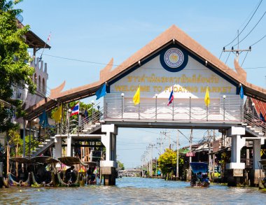 Turkish yerli gıda ve Tayland, eski geleneksel şekilde küçük deniz araçları satan ünlü damnoen saduak yüzen pazarı Hediyelik eşya satmak.