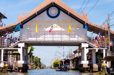 Turkish yerli gıda ve Tayland, eski geleneksel şekilde küçük deniz araçları satan ünlü damnoen saduak yüzen pazarı Hediyelik eşya satmak.