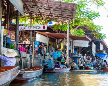 Turkish yerli gıda ve Tayland, eski geleneksel şekilde küçük deniz araçları satan ünlü damnoen saduak yüzen pazarı Hediyelik eşya satmak.