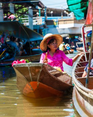 Turkish yerli gıda ve Tayland, eski geleneksel şekilde küçük deniz araçları satan ünlü damnoen saduak yüzen pazarı Hediyelik eşya satmak.