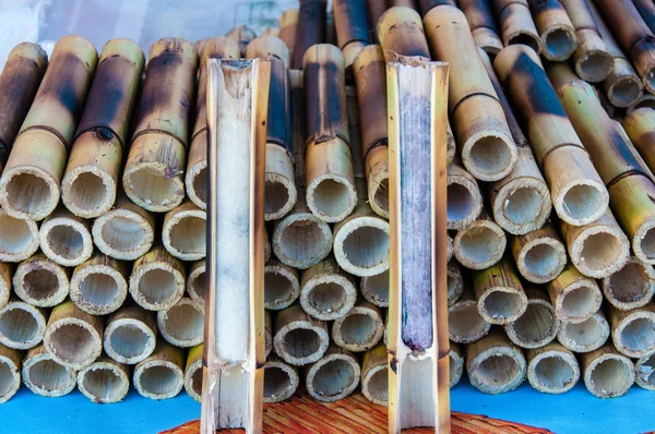 Kleefrijst gedrenkt in kokosmelk en gebakken in bamboe gewrichten — Stockfoto