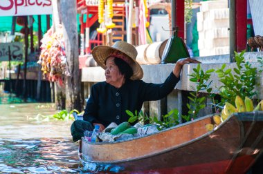 Ratchaburi, Tayland - 24 Nisan 2014: Turkish yerli gıda ve ünlü damnoen saduak yüzen Pazar üzerinde 24 Mayıs 2014 yılında Tayland, küçük deniz araçları satan eski geleneksel şekilde Hediyelik eşya satmak.
