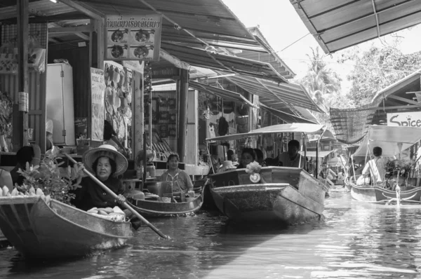 Ratchaburi, Tailandia - 24 de mayo de 2014: lugareños tailandeses venden comida y recuerdos en el famoso mercado flotante Damnoen Saduak el 24 de mayo de 2014 en Tailandia, en la antigua forma tradicional de vender desde pequeños barcos . —  Fotos de Stock