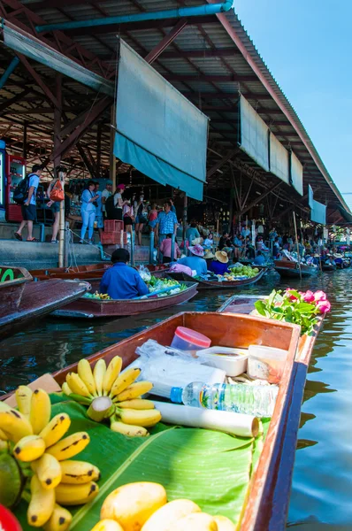 Ratchaburi, Thajsko - 24 května 2014: Thajská místní obyvatelé prodávají potraviny a suvenýry na slavné damnoen saduak plovoucí trh na 24 května 2014 v Thajsku, v staré tradiční způsob prodeje od malých člunů. — Stock fotografie