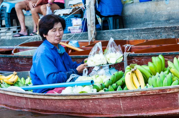 拉差布里，泰国 — — 2014 年 5 月 24 日： 泰国当地人卖食品和纪念品在著名的瓦丹漂浮在 2014 年 5 月 24 日在泰国，卖小船从旧的传统方式上的市场. — 图库照片