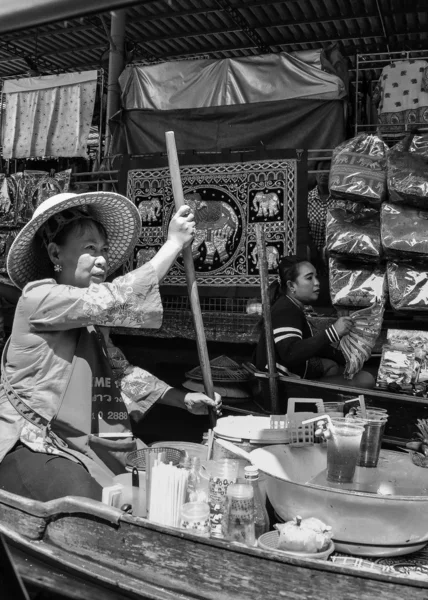 Ratchaburi, Tailandia - 24 de mayo de 2014: lugareños tailandeses venden comida y recuerdos en el famoso mercado flotante Damnoen Saduak el 24 de mayo de 2014 en Tailandia, en la antigua forma tradicional de vender desde pequeños barcos . —  Fotos de Stock