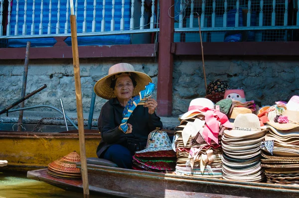 Ratchaburi, thailand - den 24 maj, 2014: thailändska lokalbefolkningen sälja mat och souvenirer i berömda damnoen saduak flytande marknaden den 24 maj, 2014 i thailand, i det gamla traditionella sättet att sälja från små båtar. — Stockfoto