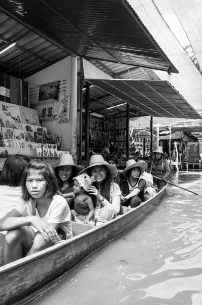 Ratchaburi, Thailand - May 24, 2014: Thai locals sell food and souvenirs at famous Damnoen Saduak floating market on  May 24, 2014 in Thailand, in the old traditional way of selling from small boats. — Stock Photo, Image