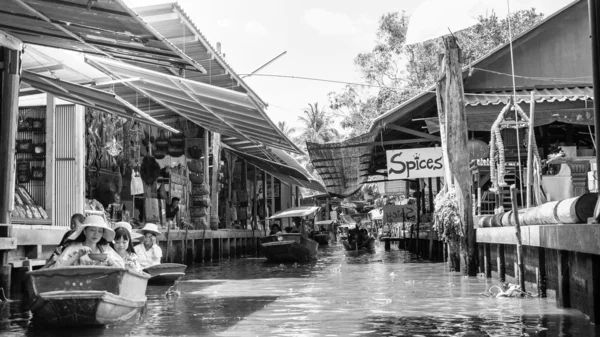 Ratchaburi, Thajsko - 24 května 2014: Thajská místní obyvatelé prodávají potraviny a suvenýry na slavné damnoen saduak plovoucí trh na 24 května 2014 v Thajsku, v staré tradiční způsob prodeje od malých člunů. — Stock fotografie