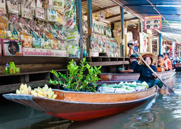 Ratchaburi, Tajlandia - 24 maja 2014: tajski mieszkańców sprzedają jedzenie i sklep z pamiątkami w słynnej damnoen saduak pływających rynku na 24 maja 2014 roku w Tajlandii, w sposób tradycyjny stary sprzedaży z małych łodzi. — Zdjęcie stockowe