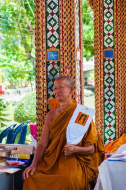 Ratchaburi, Tayland - 24 Nisan 2014: Budist keşiş pozlar damnoen saduak yüzen gelen Budist tapınağı'nda fotoğraf pazarı, Tayland