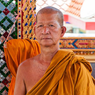 Ratchaburi, Tayland - 24 Nisan 2014: Budist keşiş pozlar damnoen saduak yüzen gelen Budist tapınağı'nda fotoğraf pazarı, Tayland