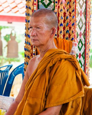 Ratchaburi, Tayland - 24 Nisan 2014: Budist keşiş pozlar damnoen saduak yüzen gelen Budist tapınağı'nda fotoğraf pazarı, Tayland