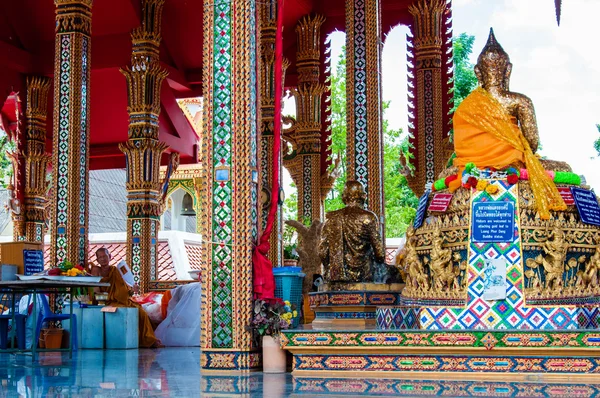 Ratchaburi, Tailandia - 24 de mayo de 2014: Santuario en templo budista en Damnoen Saduak Floating Market, Tailandia — Foto de Stock