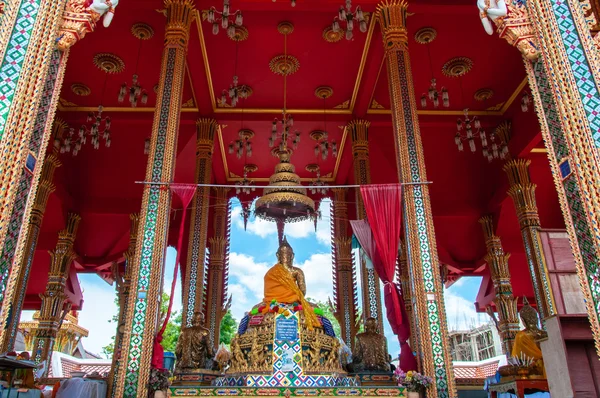 Ratchaburi, Thailand - May 24, 2014: Shrine in buddhist temple at Damnoen Saduak Floating Market, Thailand — Stock Photo, Image