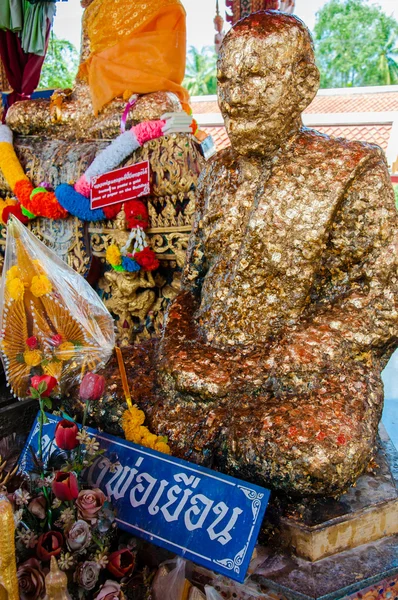 Ratchaburi, thailand - 24. Mai 2014: schrein im buddhistischen tempel am damnoen saduak schwimmenden markt, thailand — Stockfoto