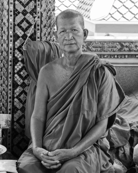 Ratchaburi, thailand - den 24 maj, 2014: buddhistisk munk innebär för ett foto på buddhistiska tempel från damnoen saduak floating market, thailand — Stockfoto