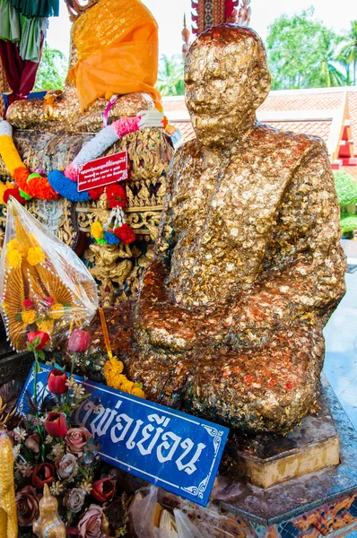 Ratchaburi, thailand - 24 mei 2014: heiligdom in boeddhistische tempel op drijvende markt in damnoen saduak, thailand — Stockfoto