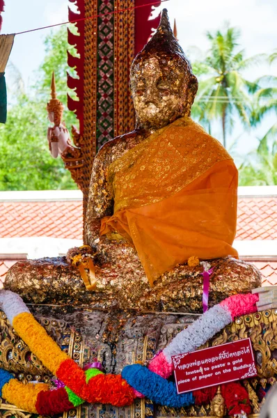 Ratchaburi, Tailândia - 24 de maio de 2014: Santuário no templo budista em Damnoen Saduak Floating Market, Tailândia — Fotografia de Stock