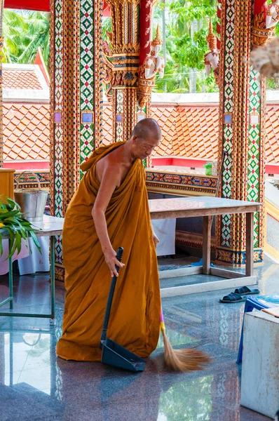 Ratchaburi, Tailândia - 24 de maio de 2014: monge budista fazendo alguma limpeza no templo budista de Damnoen Saduak Floating Market, Tailândia — Fotografia de Stock