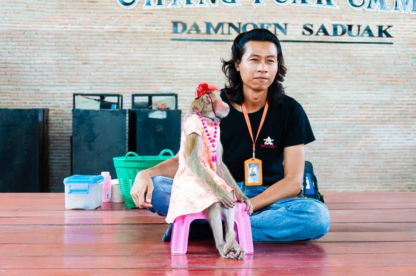 Monkey show at Damnoen Saduak Floating Market, Thailand — Stock Photo, Image