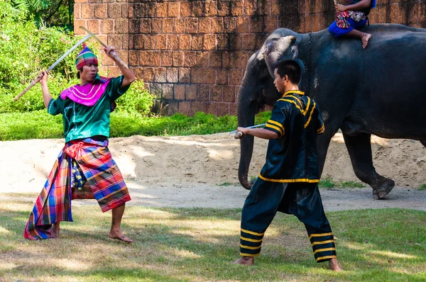 Kämpfer üben für traditionelle thailändische Kampfkunst-Demonstration — Stockfoto