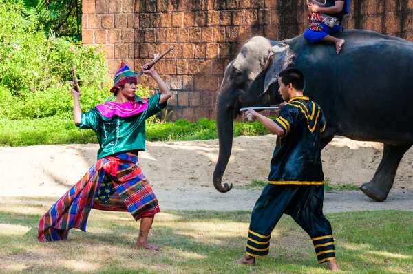 Бойцы участвуют в демонстрации традиционного тайского боевого искусства — стоковое фото