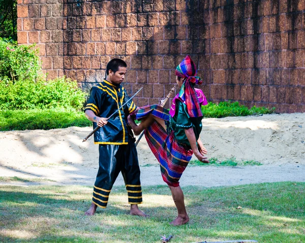 Exercício de lutadores para demonstração de arte marcial tradicional tailandesa — Fotografia de Stock