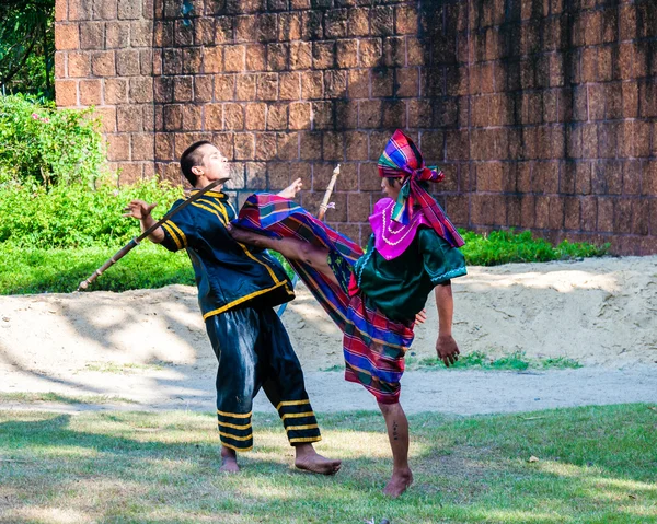 Exercice de combat pour la démonstration d'art martial traditionnel thaïlandais — Photo