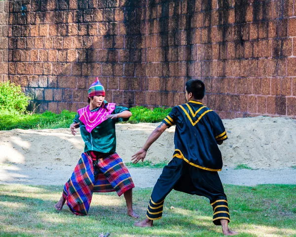 Ćwiczenia bojowników tajski tradycyjnej sztuki walki pokazowe — Zdjęcie stockowe