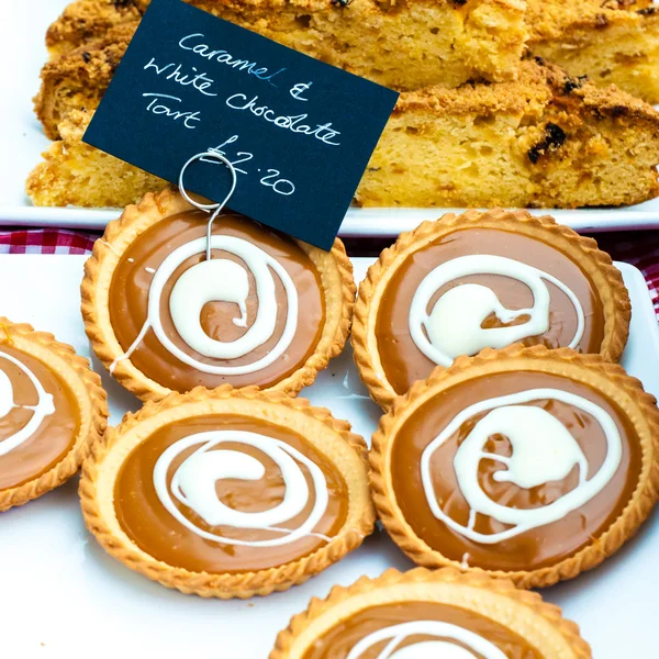 Caramel and white chocolate British tarts in the market — Stock Photo, Image